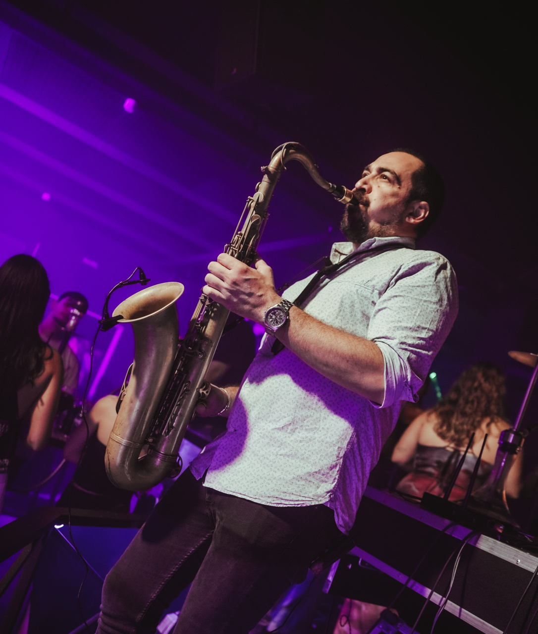 fiesta saxofonista the room
