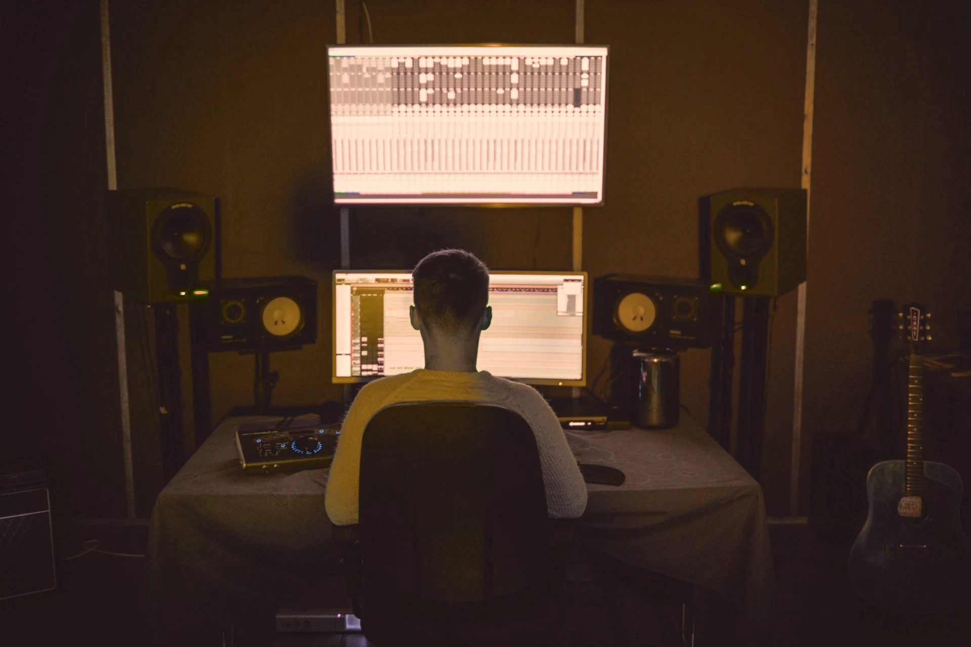 dj aprendiendo técnicas de mezcla en estudio de música